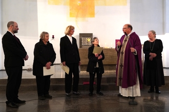 V.l.n.r.:Dr. Skoczowski (Kantor), Frau Wegerle (25 Jahre), Frau Pillmann (60 Jahre), Frau Marx (70 Jahre), Pfarrer A. Weber, Frau Timm (Chorleiterin)